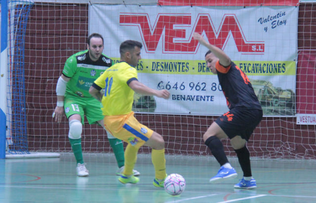 Un momento del partido entre el Atlético Benavente y Aspil-Jumpers Ribera Navarra FS