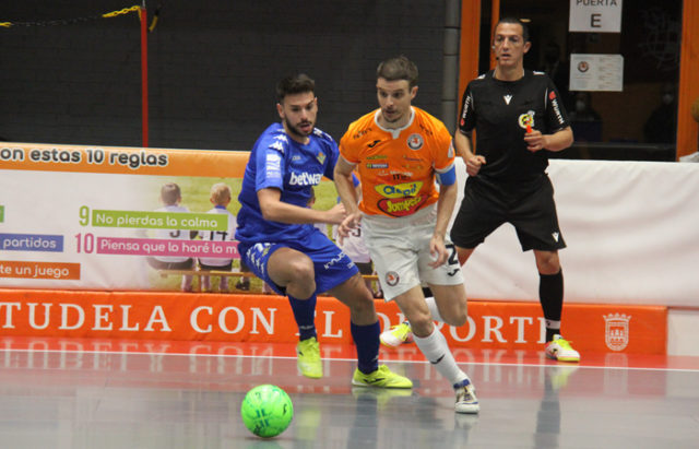 Un momento del partido entre el Ribera Navarra FS y el Betis Futsal