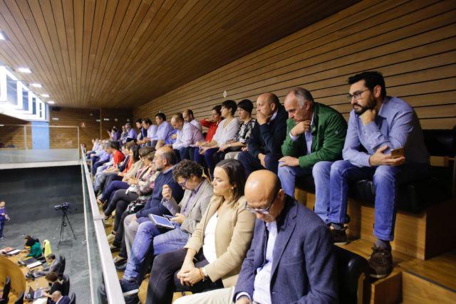 Alcaldes y concejales de la Ribera en el pleno del parlamento