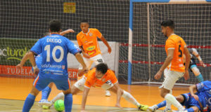 Un momento del partido entre el Ribera Navarra FS y el Full Energía Colo Colo