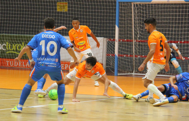 Un momento del partido entre el Ribera Navarra FS y el Full Energía Colo Colo