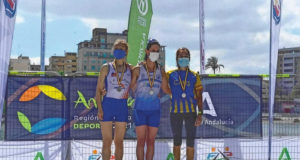 Belén Sánchez, del Ebrokayak, en el podium en Sevilla. Piragüismo