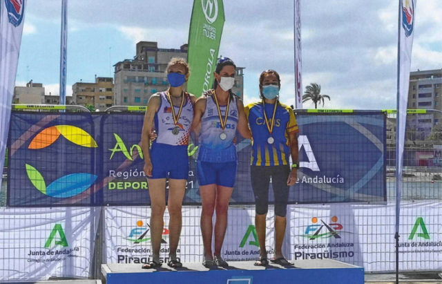 Belén Sánchez, del Ebrokayak, en el podium en Sevilla. Piragüismo