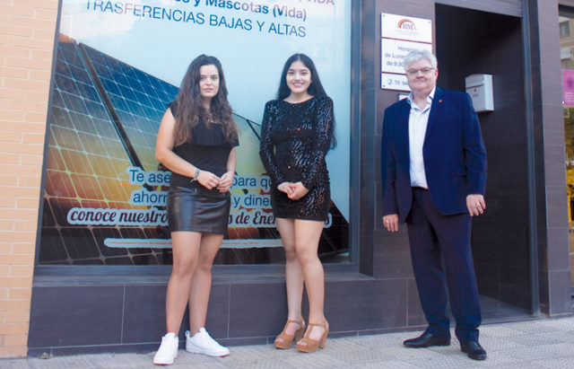 Rosa Gárate, departamento de seguros, Noelia Sarango, responsable de luz, y Miguel Ángel Borobia.