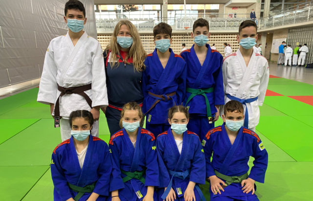 judokas del Judo Club Ribera Navarra con su entrenadora, Maika Burgaleta