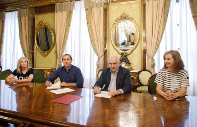 Firma del convenio con el Ayuntamiento de Cascante. De izqda. a dcha.: María Teresa Perales, secretaria del Ayuntamiento de Cascante