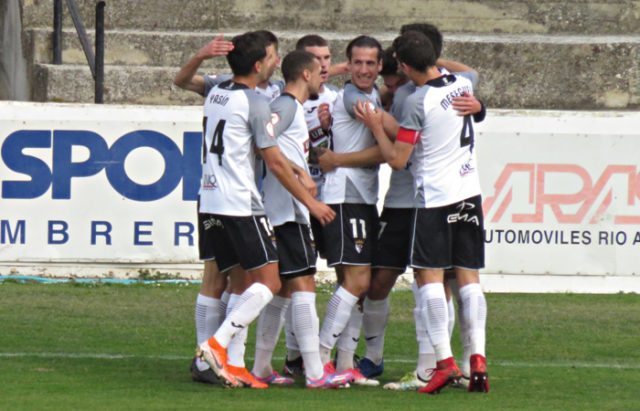 Los jugadores del Tudelano celebran uno de los goles