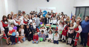 Los miembros de la comunidad educativa del Colegio Búlgaro de Tudela celebrando su segundo