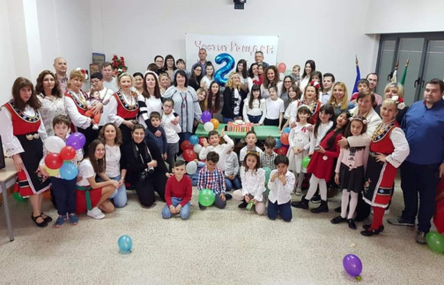 Los miembros de la comunidad educativa del Colegio Búlgaro de Tudela celebrando su segundo