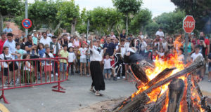 El Chapalangarra a punto de ser quemado en la hoguera en las fiestas de San Juan de 2019