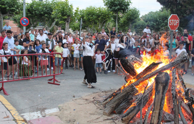 El Chapalangarra a punto de ser quemado en la hoguera en las fiestas de San Juan de 2019