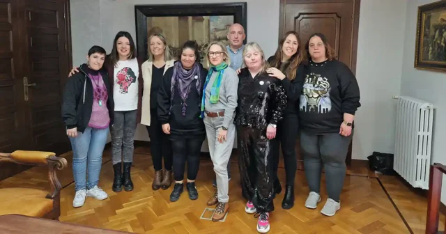 grupo de mujeres de TASUBINSA con la concejala Anichu Agüera