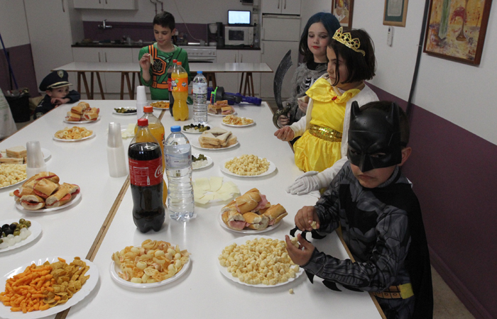 Los más pequeños disfrutaron de la merienda en el carnaval de Fontellas