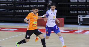 Un momento del partido entre el Fútbol Emotion Zaragoza y el Aspil Jumpers Ribera Navarra