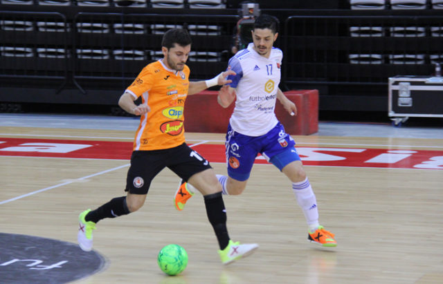 Un momento del partido entre el Fútbol Emotion Zaragoza y el Aspil Jumpers Ribera Navarra