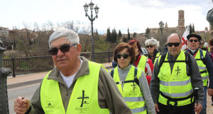 Los primeros peregrinos atraviesan el puente del Ebro en la primera etapa de la javierada que les llevará a la ermita de la Virgen del Yugo