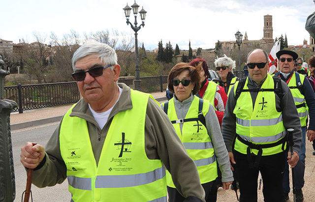 Los primeros peregrinos atraviesan el puente del Ebro en la primera etapa de la javierada que les llevará a la ermita de la Virgen del Yugo