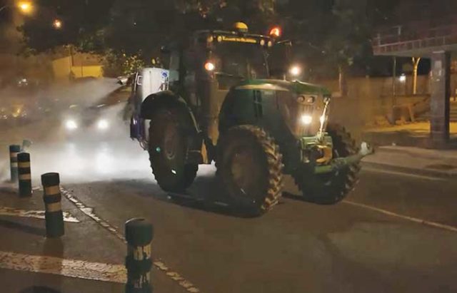 Tractor desinfectando las calles de Tudela