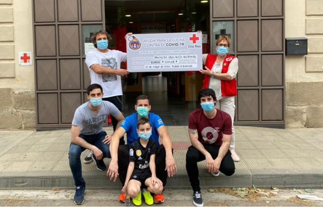 Miembros de La Teba entregando el cheque a Cruz Roja