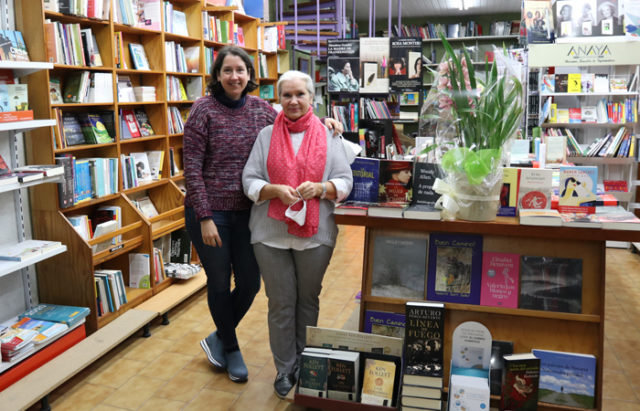 Rosa Mari Zudaire e Ilenka Mazo, responsables de la librería Julio Mazo