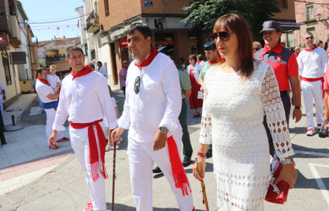 El alcalde de Marcilla, Mario Fabo, en el centro, durante la procesión del año pasado