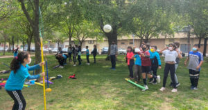 Alumnos y alumnas del Monte San Julián haciendo Educación Física en la calle