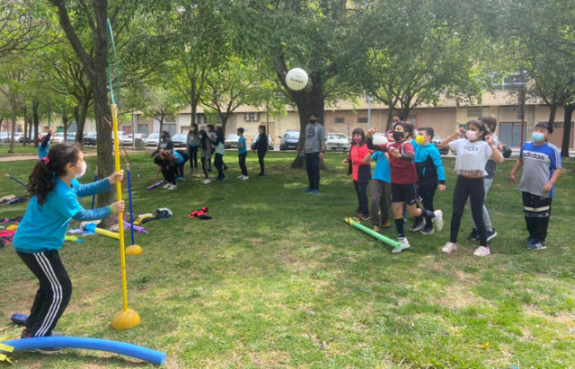 Alumnos y alumnas del Monte San Julián haciendo Educación Física en la calle