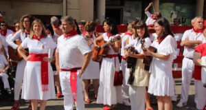 Nuria Amigot y Genaro Martón cantando una jota a la patrona junto al Coro y Rondalla de Villafranca