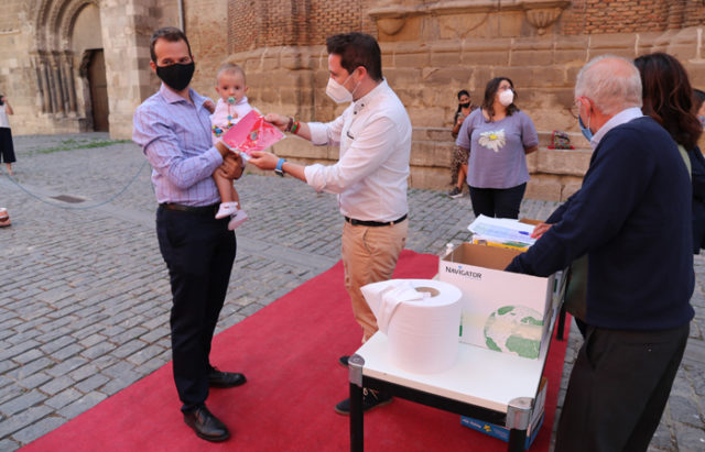 Alejandro Toquero entrega el pañuelo a uno de los niños