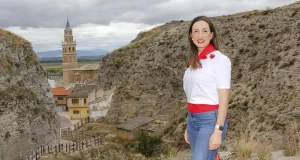 Paula Rapún con el recorrido del encierro del estrecho a sus pies