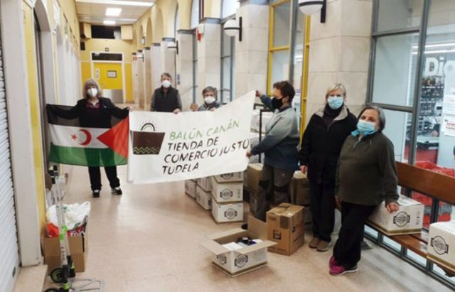 Voluntarias de la tienda de Comercio Justo de Tudela con los alimentos recogidos para el Sahara