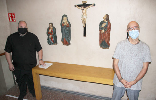 Javier López Bailo y Jesús Iturbide junto a las figuras del Calvario restauradas