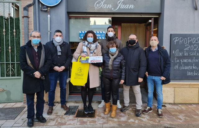 Entrega de uno de los premios de la campaña de navidad Este año El Niño toca en la Ribera Sur