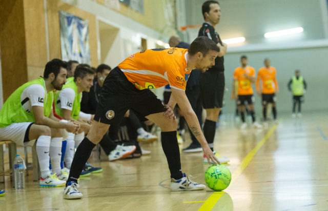 Un jugador del Aspil Jumpers Ribera Navarra se dispone a sacar el balón