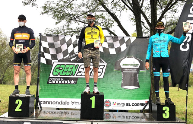 Tito Espada en el podium como ganador del Open Green Series