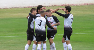 Los jugadores del CD Tudelano se abrazan tras meter un gol