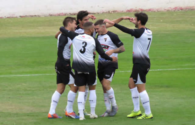 Los jugadores del CD Tudelano se abrazan tras meter un gol