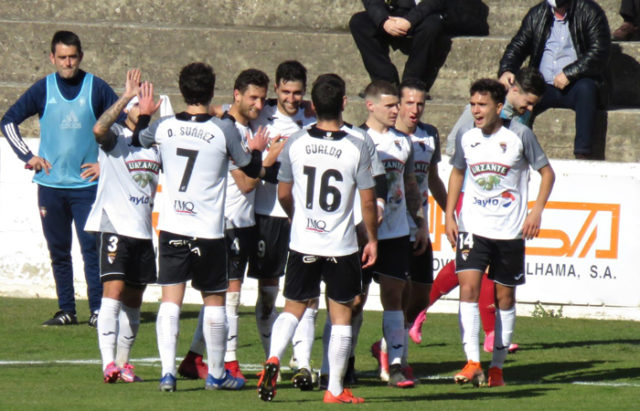 Los jugadores del CD Tudelano celebran uno de los goles