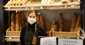 Almudena San Lorenzo en la cafetería Tres Delicias de Tudela