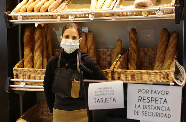 Almudena San Lorenzo en la cafetería Tres Delicias de Tudela