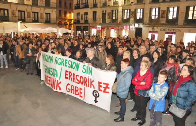 Personas en la plaza de los Fueros sumándose a la concentración convocada por la Coordinadora Feminista de Tudela