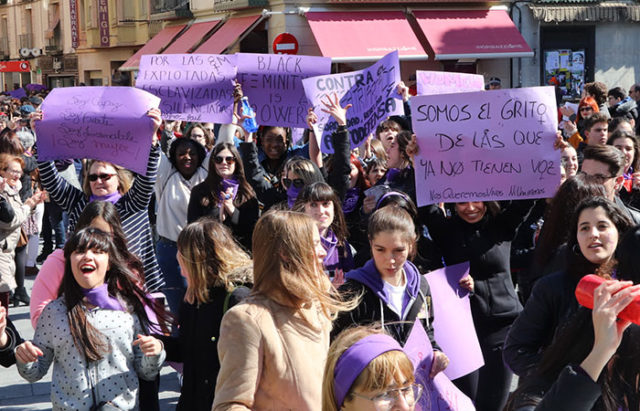 Manifestantes del día de la mujer muestran carteles reivindicativos con la jornada feminista