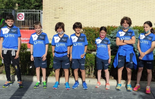 Integrantes de los equipos benjamín, alevín e infantil del Arenas de Triatlón