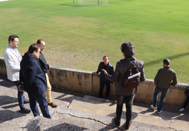 Un grupo de parlamentarios visita el estadio Ciudad de Tudela