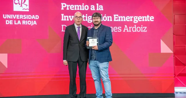 Ignacio Funes Ardoiz recibiendo el premio