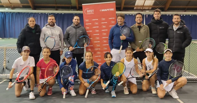 La tenista tudelana, segunda en la fila inferior por la izquierda, con los responsables de la concentración y el resto de jugadoras convocadas