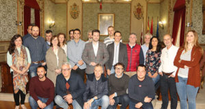 Foto de familia de los representantes de las entidades que forman parte de la Asociación Somos Digital con las autoridades municipales