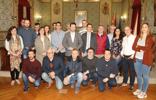 Foto de familia de los representantes de las entidades que forman parte de la Asociación Somos Digital con las autoridades municipales